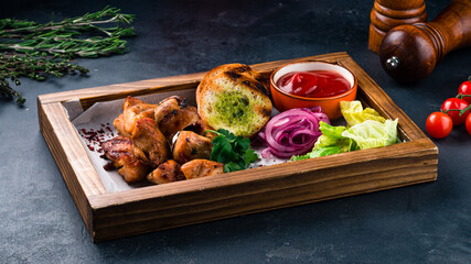Grilled chicken fillet with marinated red onion, romaine lettuce, croutons and ketchup.
