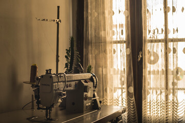 antigua máquina de coser en taller 