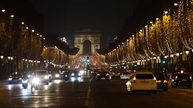 Le trafic aux Champs &Eacute;lys&eacute;es de Paris la nuit en p&eacute;riode de No&euml;l