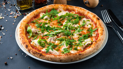 Italian pizza with chicken, mozzarella, tomato sauce, arugula and spices.