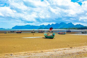 Bateaux de pêcheurs à marée basse sur la plage de Say en Thaïlande