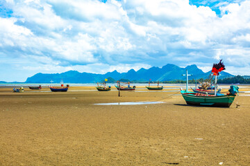 Bateaux de pêcheurs à marée basse sur la plage de Say en Thaïlande