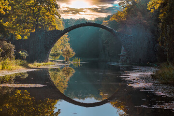 Mystisch - Rakotzbrücke - Teufelsbrücke - Herbst - Brücke - See - Spiegelung - Kromlau -...