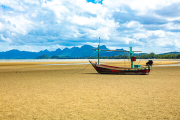 Bateau de pêcheurs à marée basse sur la plage de Say en Thaïlande