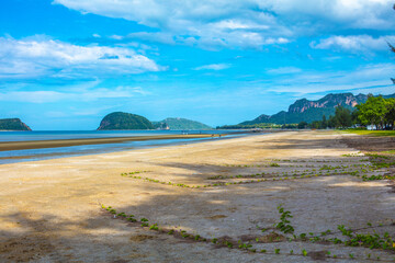 Plage de Sam Roi Yot à marée basse en Thaïlande