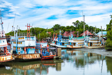 Bateaux à marée basse en Thaïlande