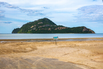 Panneaux d'indications sur la plage devant l'ile Ko Kho Ram en Thaïlande