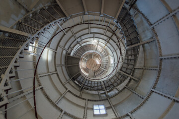 Obraz premium Iron spiral staircase inside the old lighthouse, bottom view