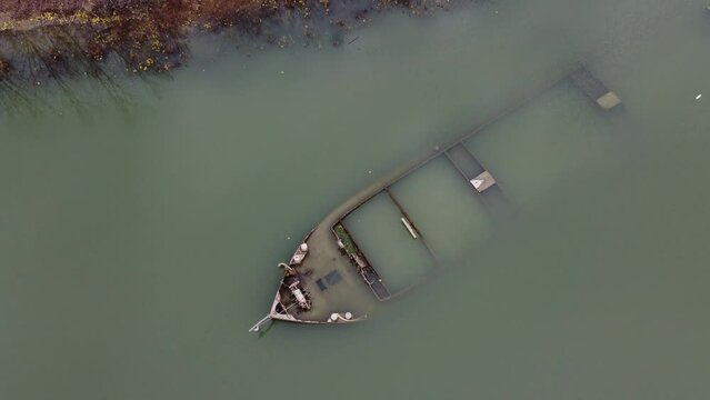 Relitto della seconda guerra mondiale sul fiume Po - vista aerea con Drone (UAS) - Gualtieri, Emilia Romagna