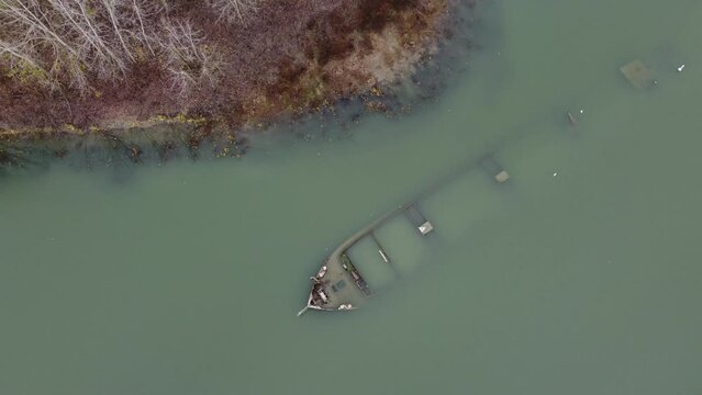 Relitto della seconda guerra mondiale sul fiume Po - vista aerea con Drone (UAS) - Gualtieri, Emilia Romagna