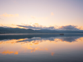 Fototapeta na wymiar Lake Toya at dawn quietly