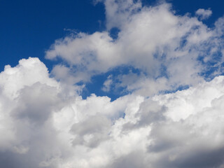 青空と積み上がった雲