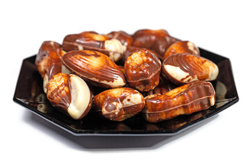 Meeresfrüchte aus Schokolade auf schwarzem Teller
