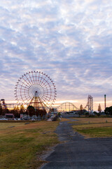 夕焼けの遊園地(アトラクション風景・観覧車) 
Amusement park at sunset...
