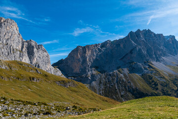 Obraz premium alpine rock formations in the swiss alps 