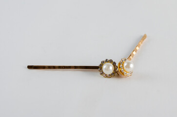 Broche de perla, dorado con blanco en fndo blanco