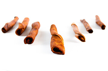 Palitos de carnaza en fondo blanco