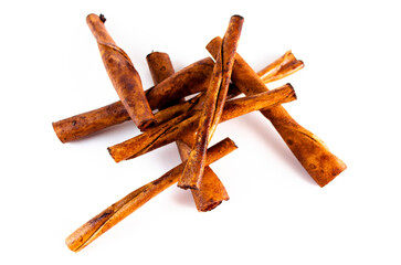 Palitos de carnaza en fondo blanco