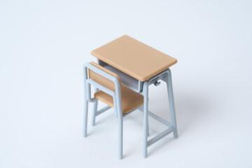 教室の椅子と机のミニチュア小物