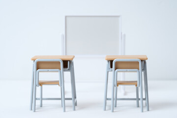 教室の椅子と机のミニチュア小物