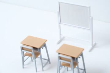 教室の椅子と机のミニチュア小物