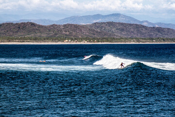 Obraz premium Personas surfeando en la playa.