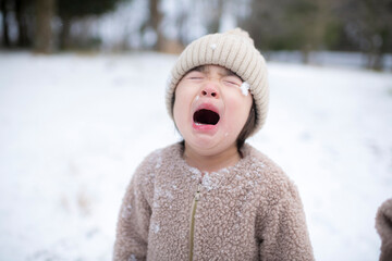 雪合戦で雪玉をぶつけられて泣いちゃった小さな女の子