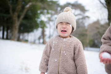 雪合戦で雪玉をぶつけられて泣いちゃった小さな女の子