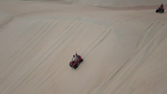Casal descendo de quadriciclo uma duna de areia, Duna do Funil, Cear&aacute;