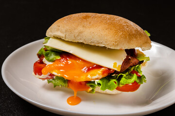 ベーコンエッグサンドウィッチ　hot bacon and egg sandwich