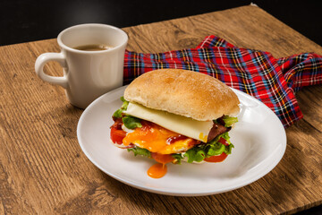ベーコンエッグサンドウィッチ　hot bacon and egg sandwich