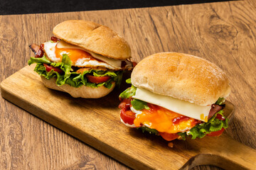 ベーコンエッグサンドウィッチ　hot bacon and egg sandwich