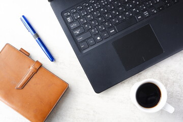 ノートパソコンとコーヒーでデスクワーク