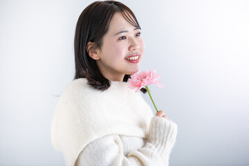 Fototapeta premium 花を持った笑顔の女性 winter