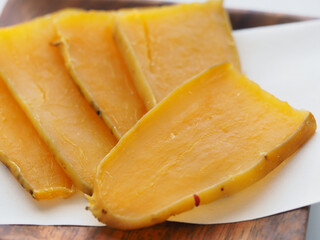 四角い木製の皿の上にのった干しいも