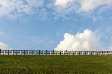 Obraz premium fence and blue sky