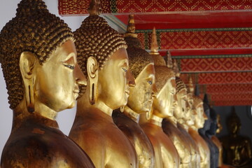 gold buddhas