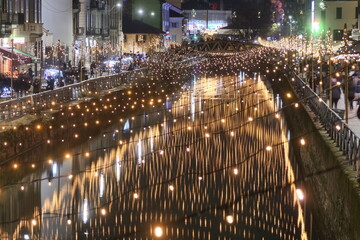View of the crowded Naviglio Grande district in Milan and christmas lights. - obrazy, fototapety, plakaty