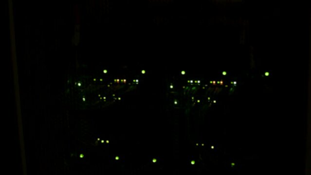 Verschwommene Sicht auf Blinkende bunte Lichter oder LED-Leuchten Lichtwellen Netzwerkanschluss an einem Server in einem Rechenzentrum