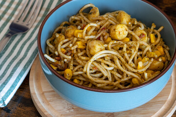 plat de spaghettis aux saint-jacques et pesto en gros plan	