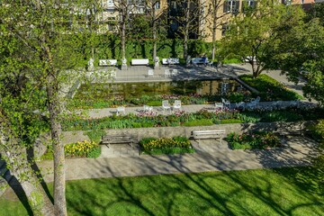 Fototapeta na wymiar Idyllisch gelegene Parkanlage in Augsburg, der Hofgarten an ein sonnigen Morgen im Frühling