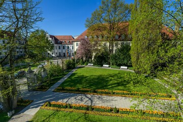 Frühling im Hofgarten im Augsburger Domviertel
