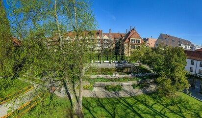 Frühling im Hofgarten im Augsburger Domviertel
