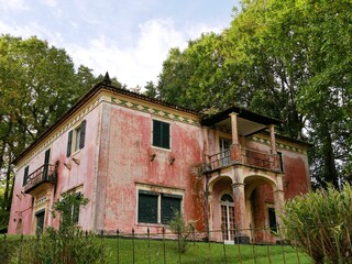 Fototapeta na wymiar Maison rose typique de la ville de Furnas sur l'île de Sao Miguel dans l'archipel des Açores au Portugal. Europe