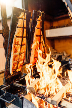 Flammlachs &uuml;ber Feuer finnischen Spezialit&auml;t 