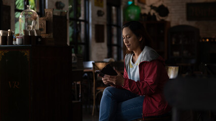 Obraz premium Portrait of Asia women enjoying in the coffee shop