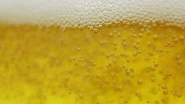 グラスに注がれるビールのイメージ