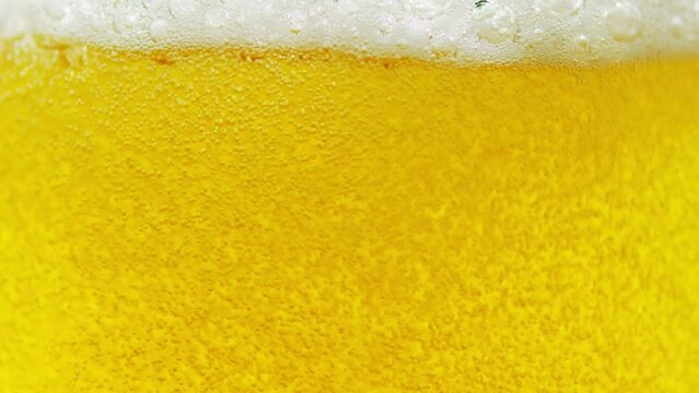 グラスに注がれるビールのイメージ