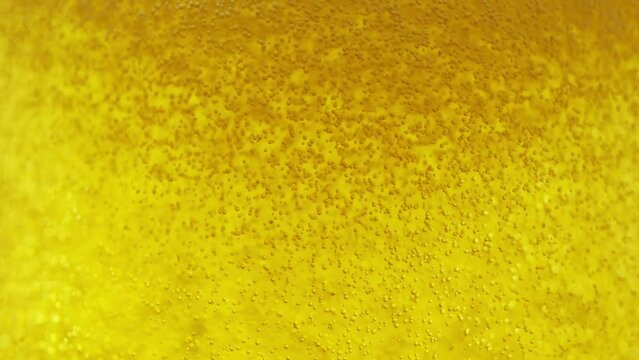 グラスに注がれるビールのイメージ