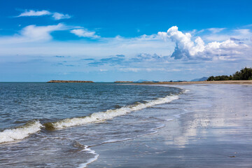 Vagues sur la plage de Chaosamran